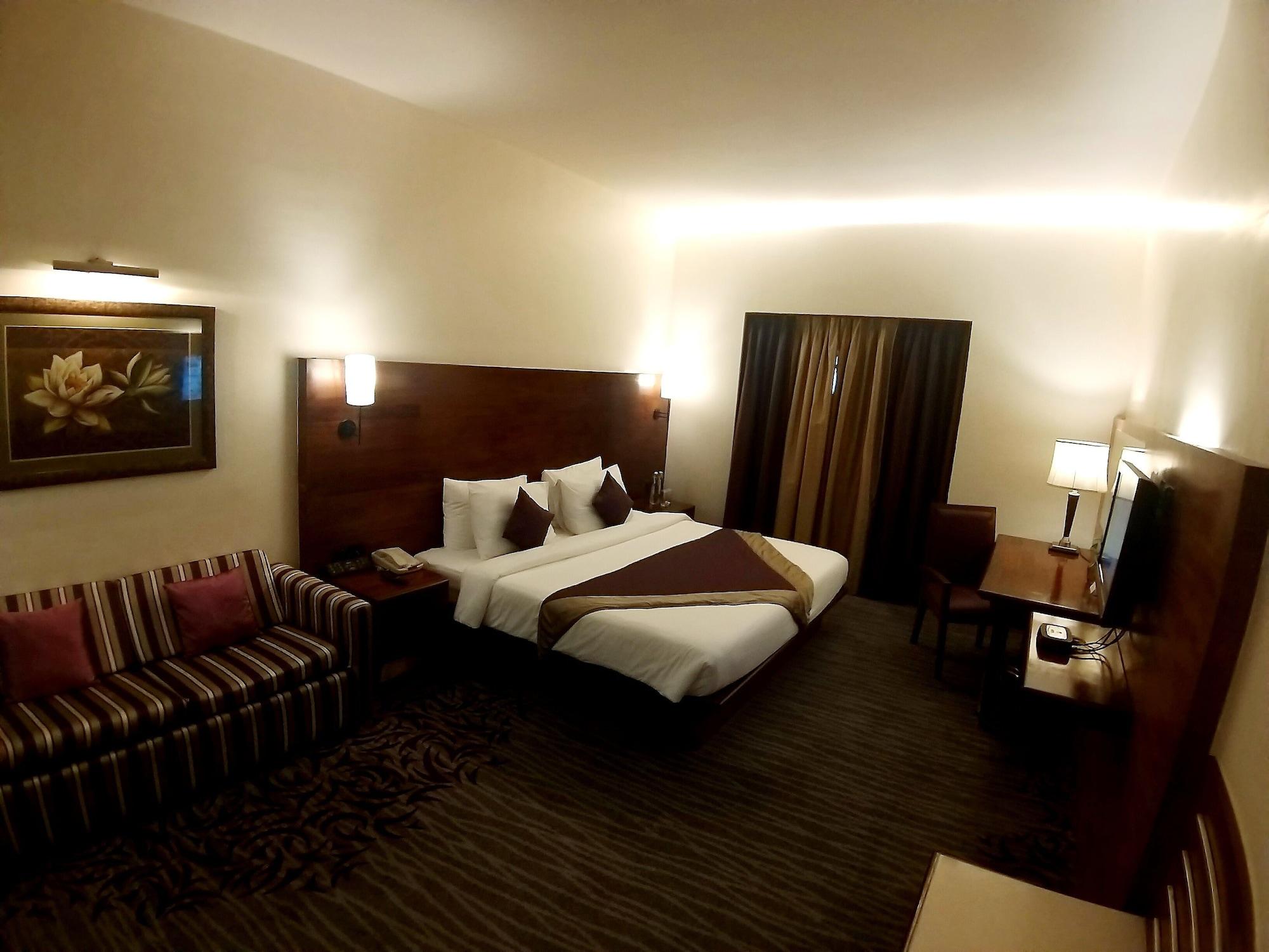 ザ オーキッド ホテル プネー エクステリア 写真 A room at the hotel