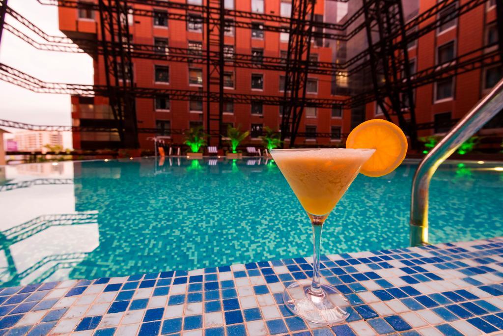 ザ オーキッド ホテル プネー エクステリア 写真 The swimming pool at the hotel