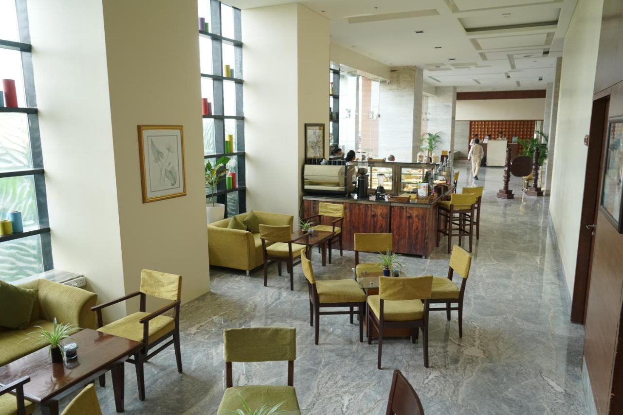 ザ オーキッド ホテル プネー エクステリア 写真 The lobby of the hotel