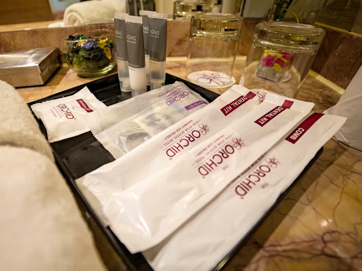 ザ オーキッド ホテル プネー エクステリア 写真 A tray of amenities in a hotel bathroom