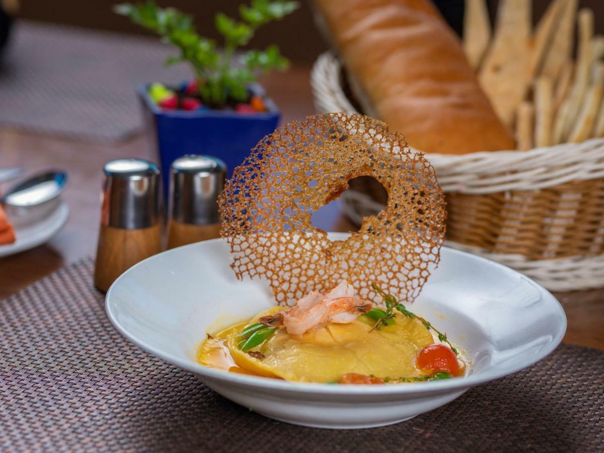 ザ オーキッド ホテル プネー エクステリア 写真 A prawn and mango salad