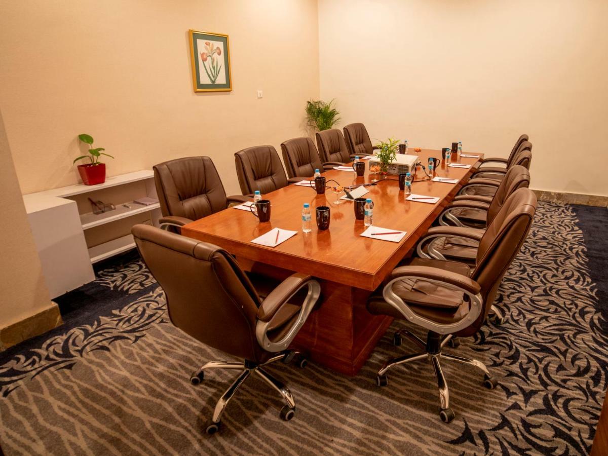 ザ オーキッド ホテル プネー エクステリア 写真 A boardroom at a hotel